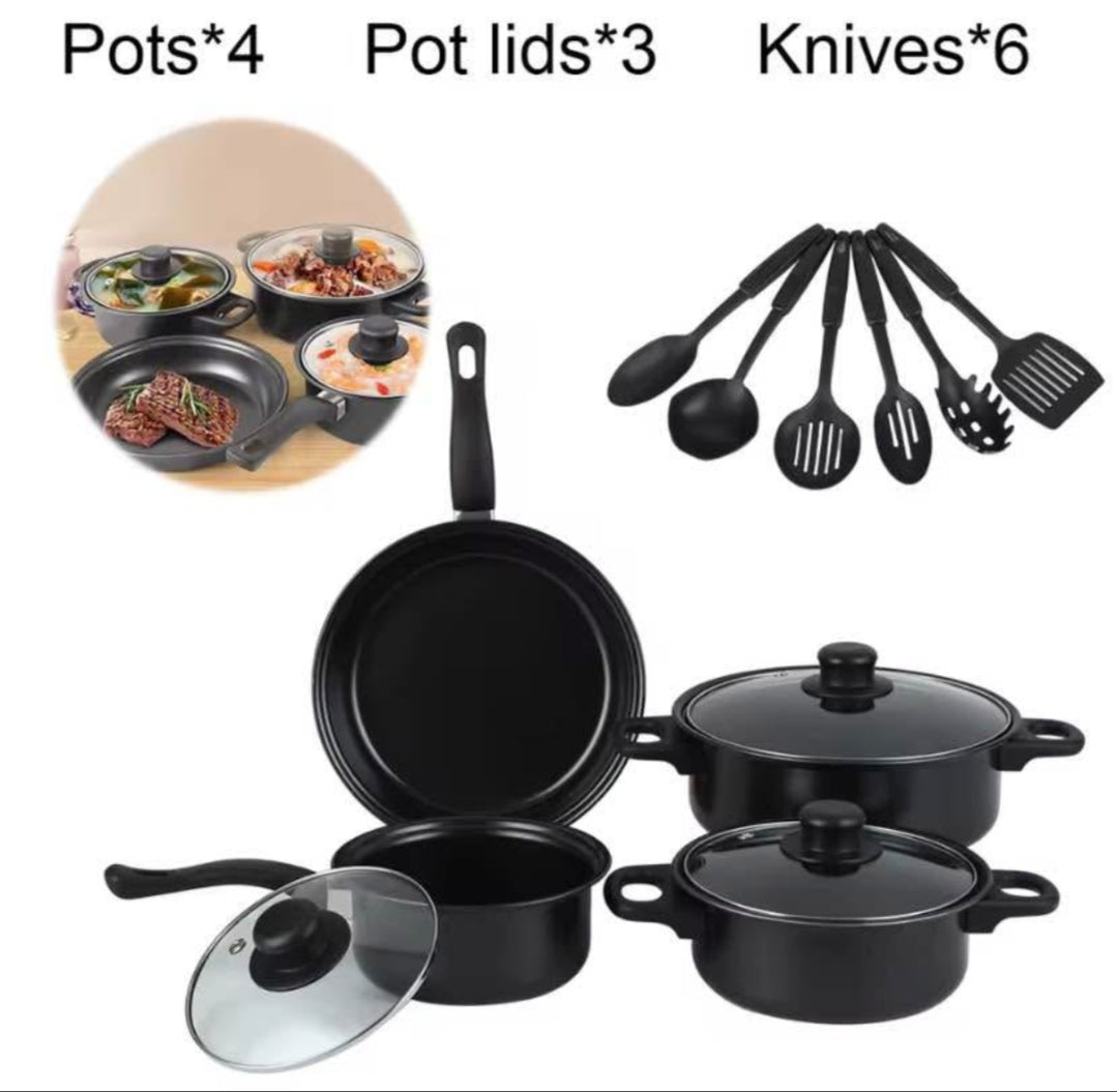 Une batterie de cuisine de 13 pièces, comprenant divers ustensiles de cuisson.