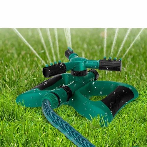 Un arroseur de pelouse automatique et rotatif.