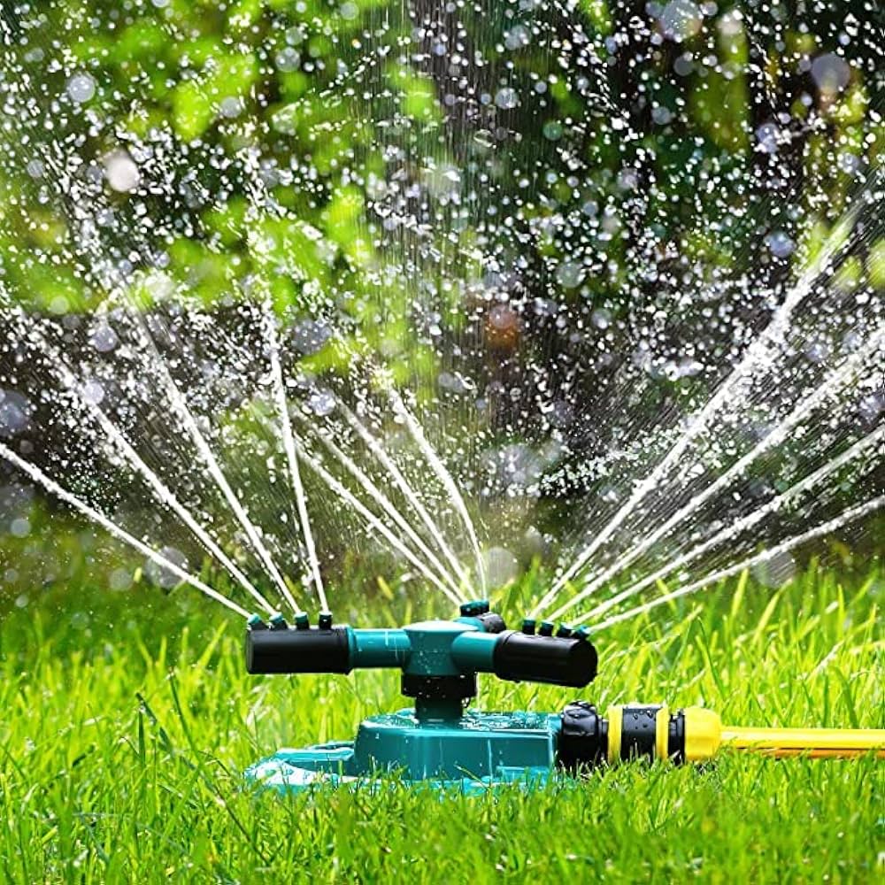 Un arroseur de pelouse automatique et rotatif.