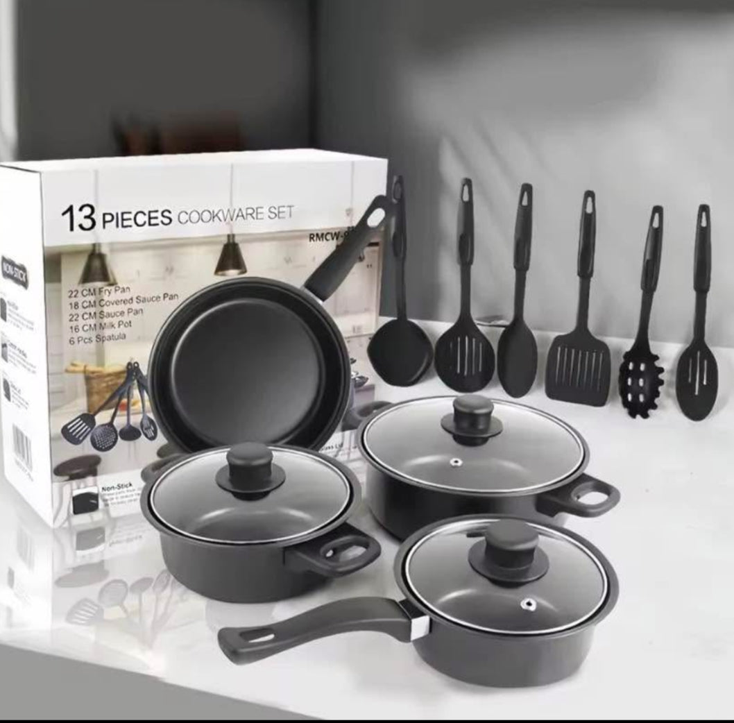 Une batterie de cuisine de 13 pièces, comprenant divers ustensiles de cuisson.